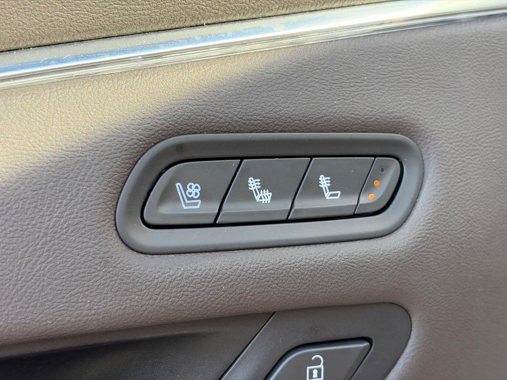 Cadillac Escalade Vehicle Full-screen Gallery Image 20