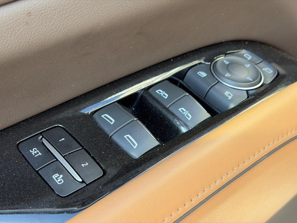 Cadillac Escalade Vehicle Full-screen Gallery Image 21