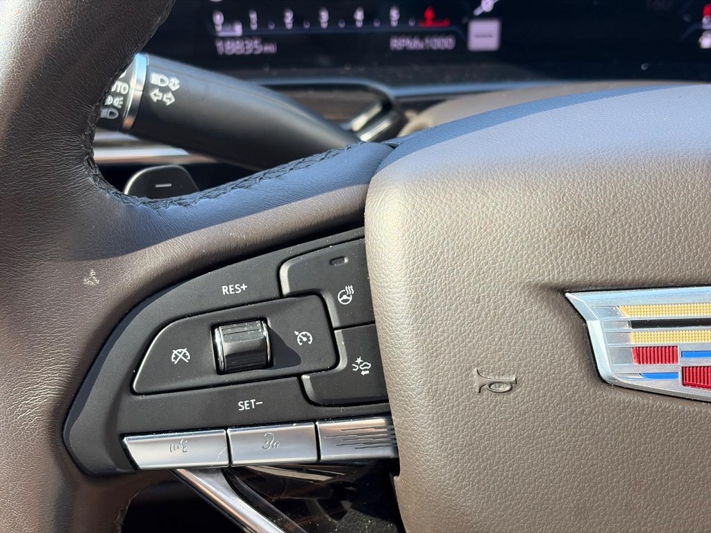 Cadillac Escalade Vehicle Full-screen Gallery Image 23