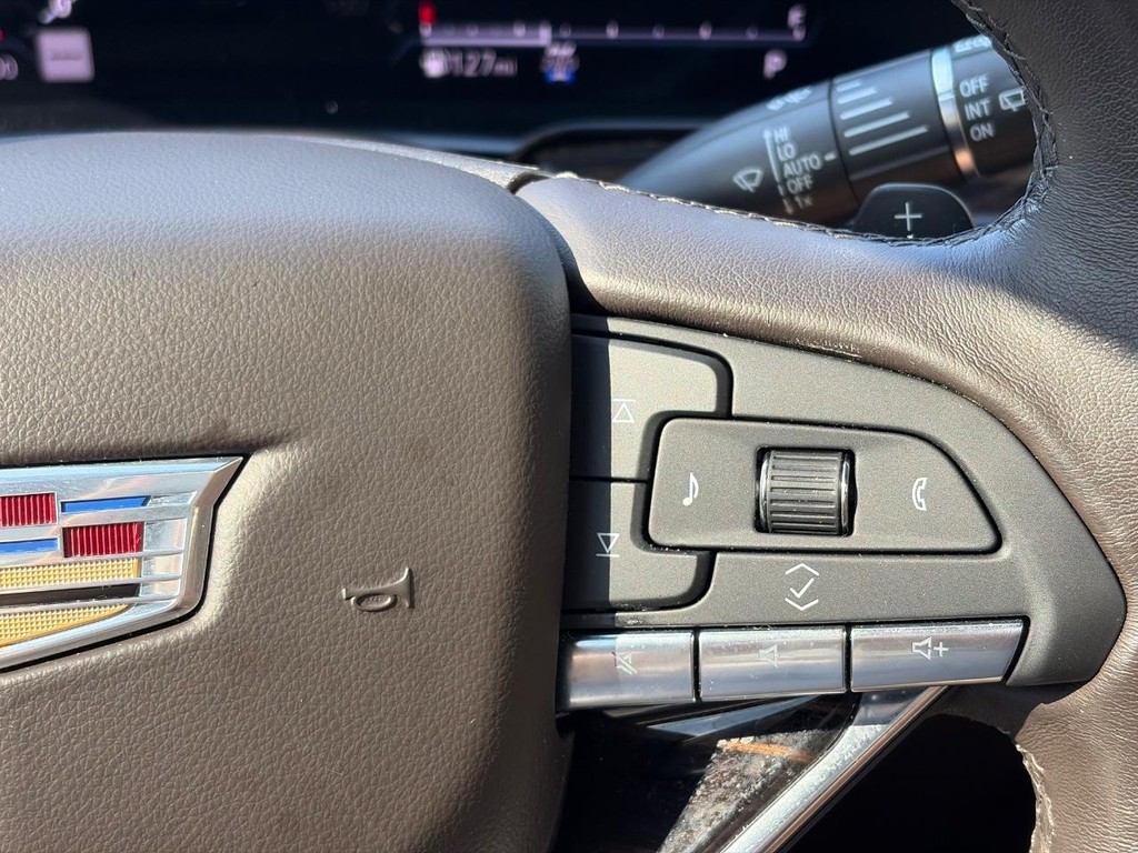 Cadillac Escalade Vehicle Full-screen Gallery Image 24