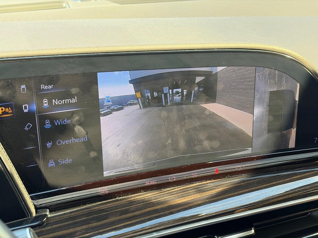 Cadillac Escalade Vehicle Full-screen Gallery Image 27