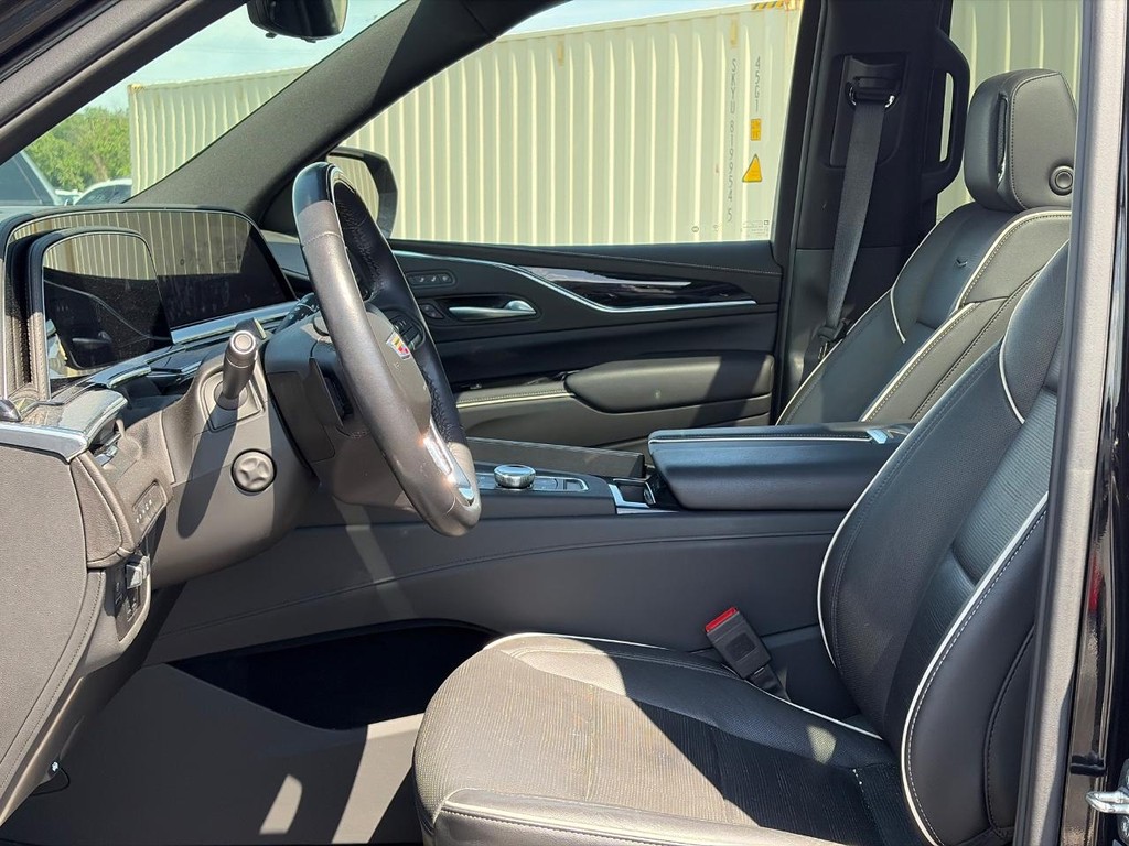 Cadillac Escalade Vehicle Full-screen Gallery Image 05
