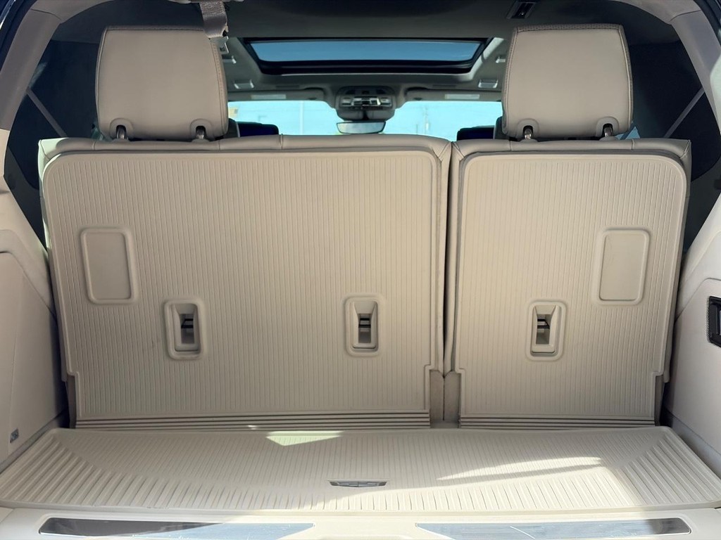 Cadillac Escalade Vehicle Full-screen Gallery Image 04