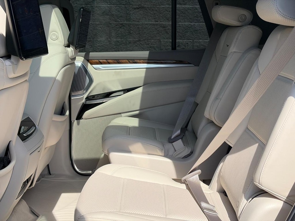 Cadillac Escalade Vehicle Full-screen Gallery Image 07