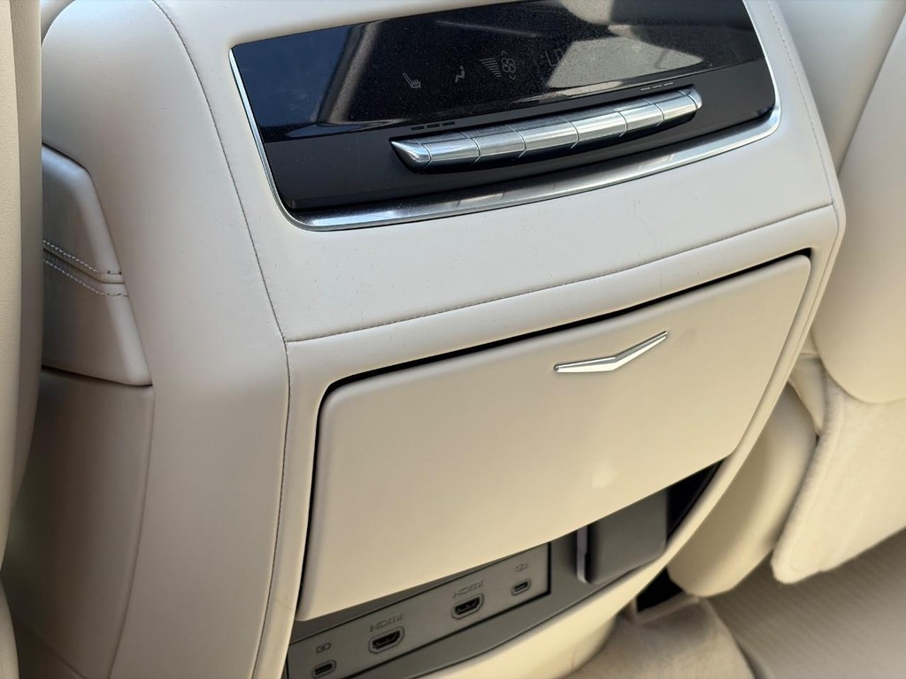 Cadillac Escalade Vehicle Full-screen Gallery Image 08