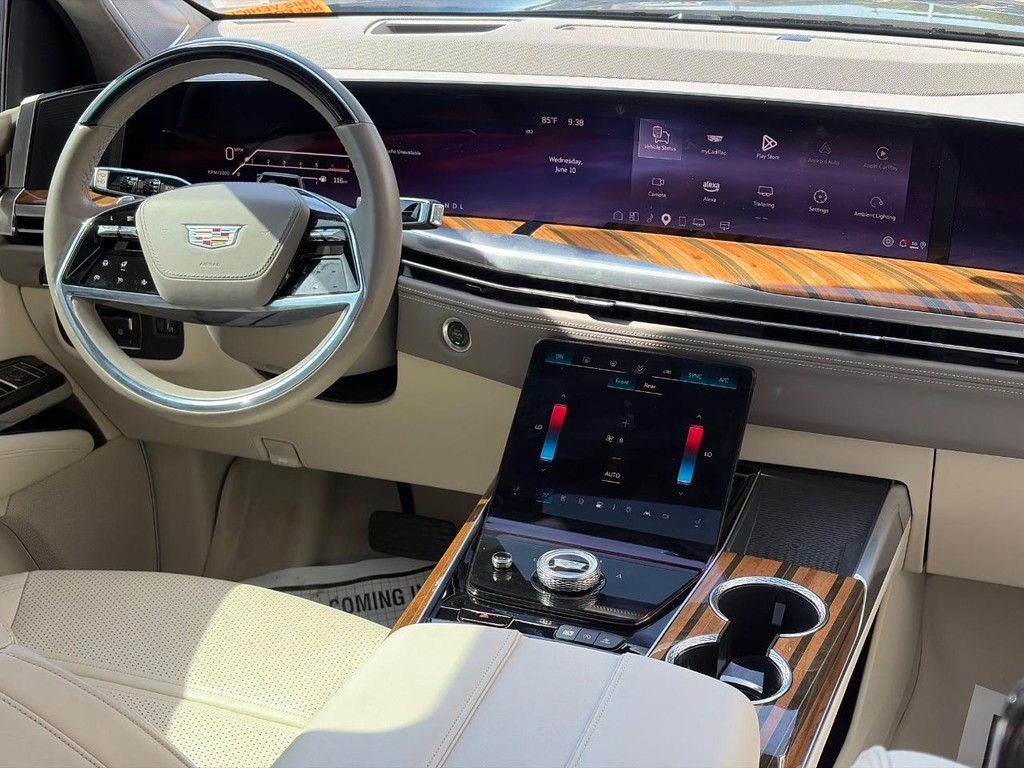 Cadillac Escalade Vehicle Full-screen Gallery Image 10