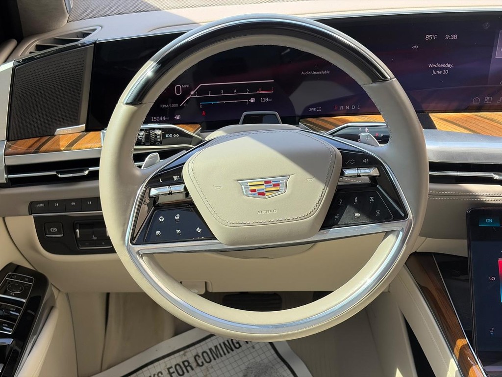 Cadillac Escalade Vehicle Full-screen Gallery Image 11
