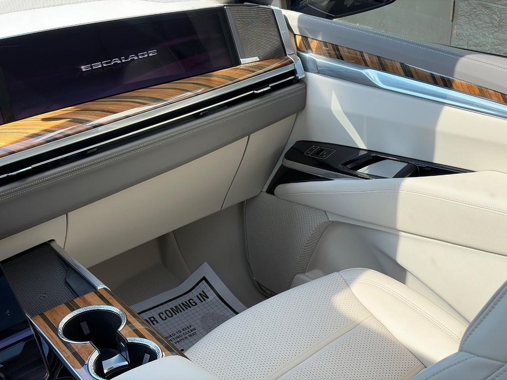 Cadillac Escalade Vehicle Full-screen Gallery Image 12