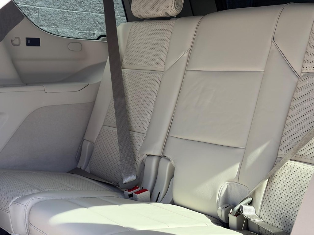 Cadillac Escalade Vehicle Full-screen Gallery Image 14
