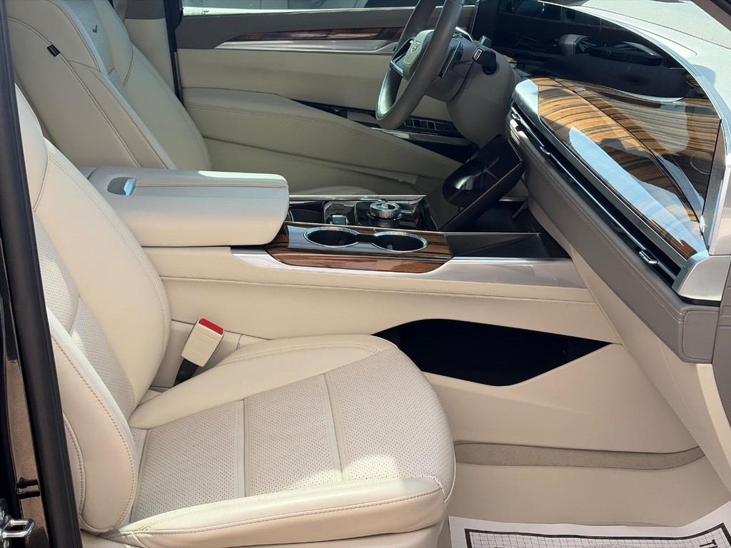 Cadillac Escalade Vehicle Full-screen Gallery Image 15