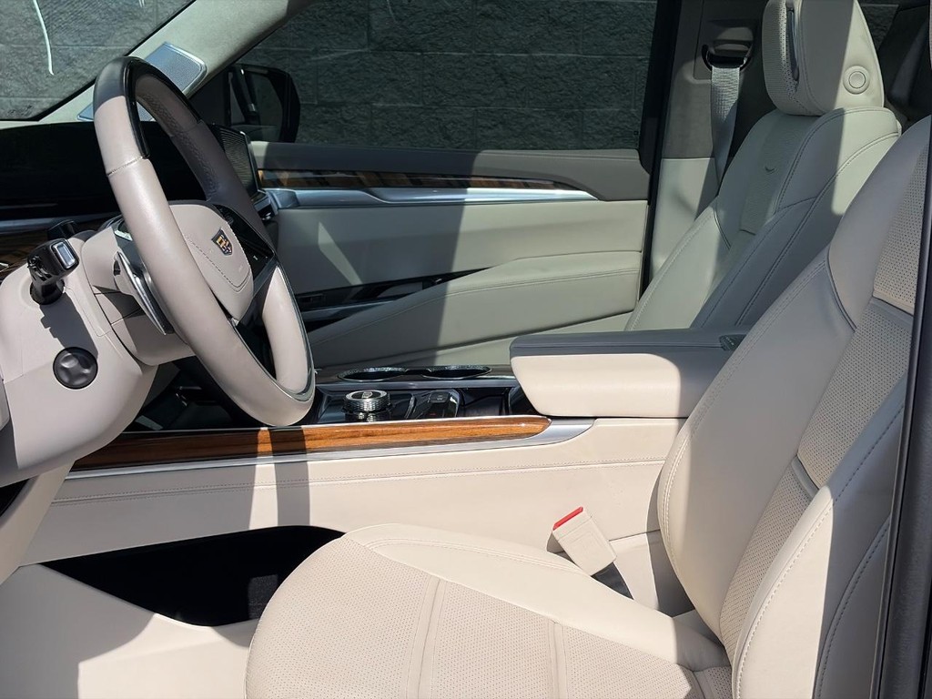 Cadillac Escalade Vehicle Full-screen Gallery Image 16