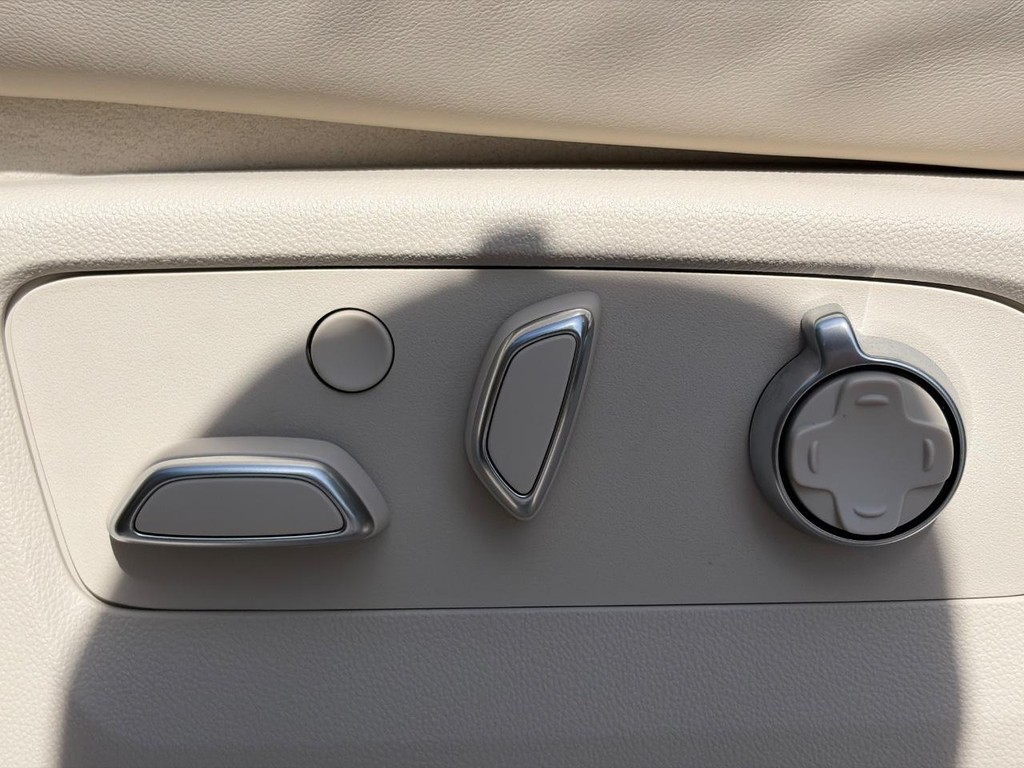 Cadillac Escalade Vehicle Full-screen Gallery Image 17