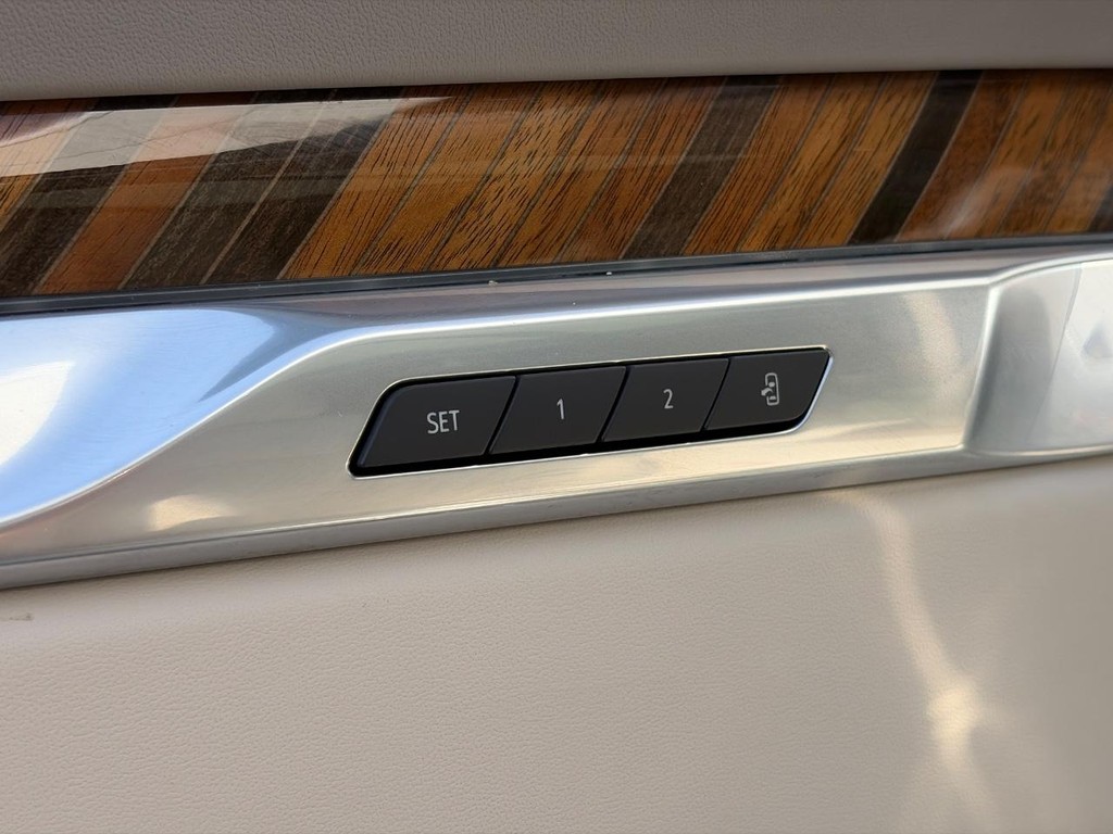 Cadillac Escalade Vehicle Full-screen Gallery Image 18