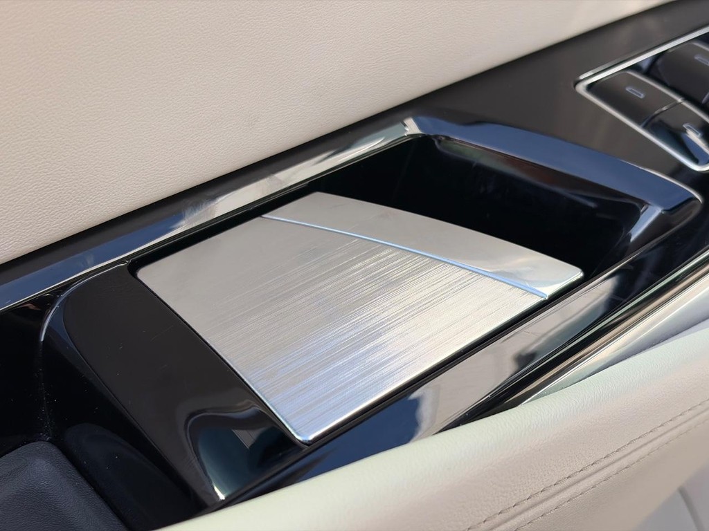 Cadillac Escalade Vehicle Full-screen Gallery Image 19