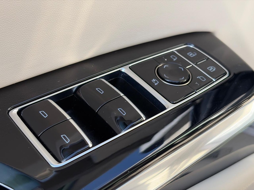Cadillac Escalade Vehicle Full-screen Gallery Image 20