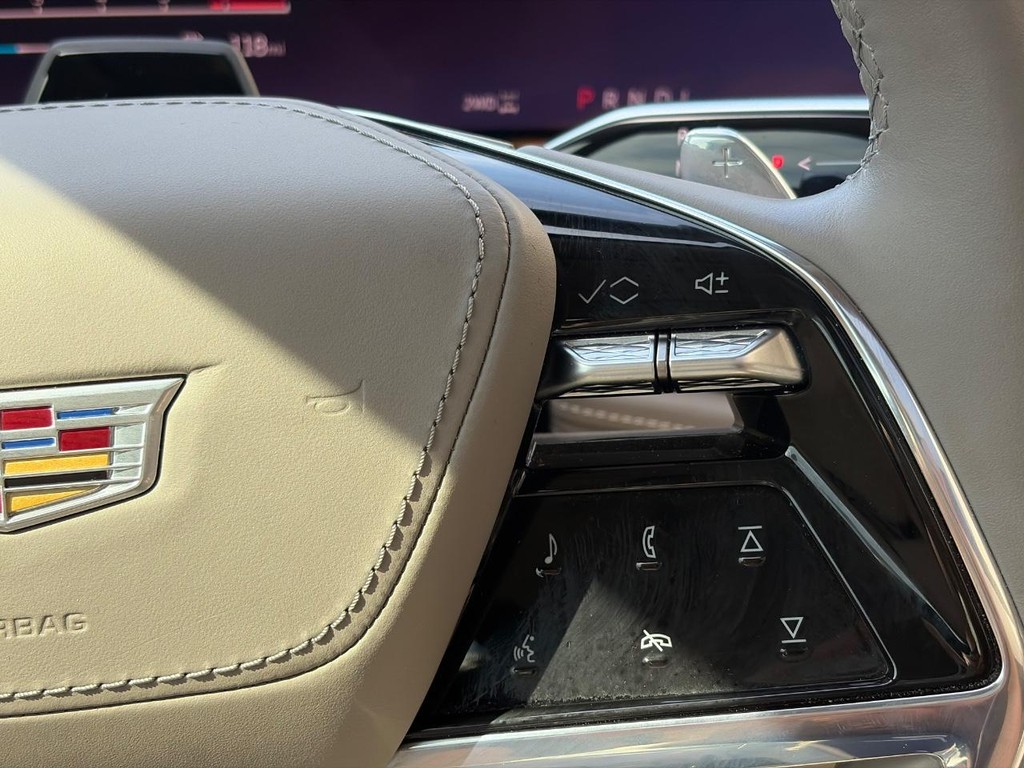 Cadillac Escalade Vehicle Full-screen Gallery Image 23