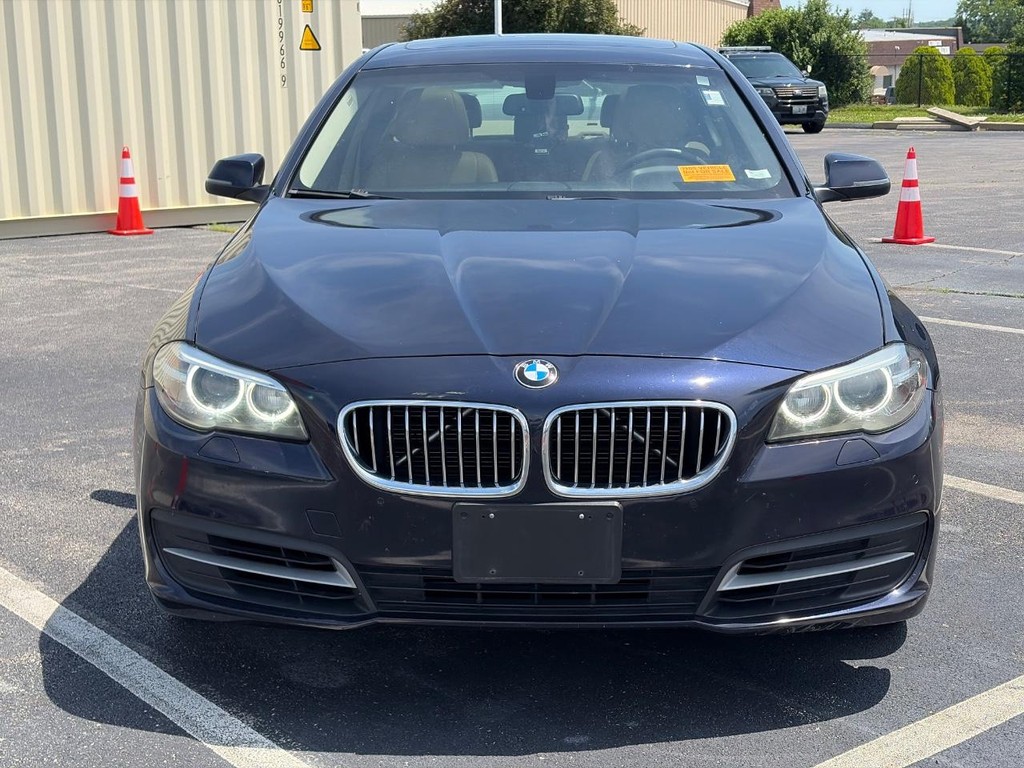 BMW 5 Series Vehicle Full-screen Gallery Image 02