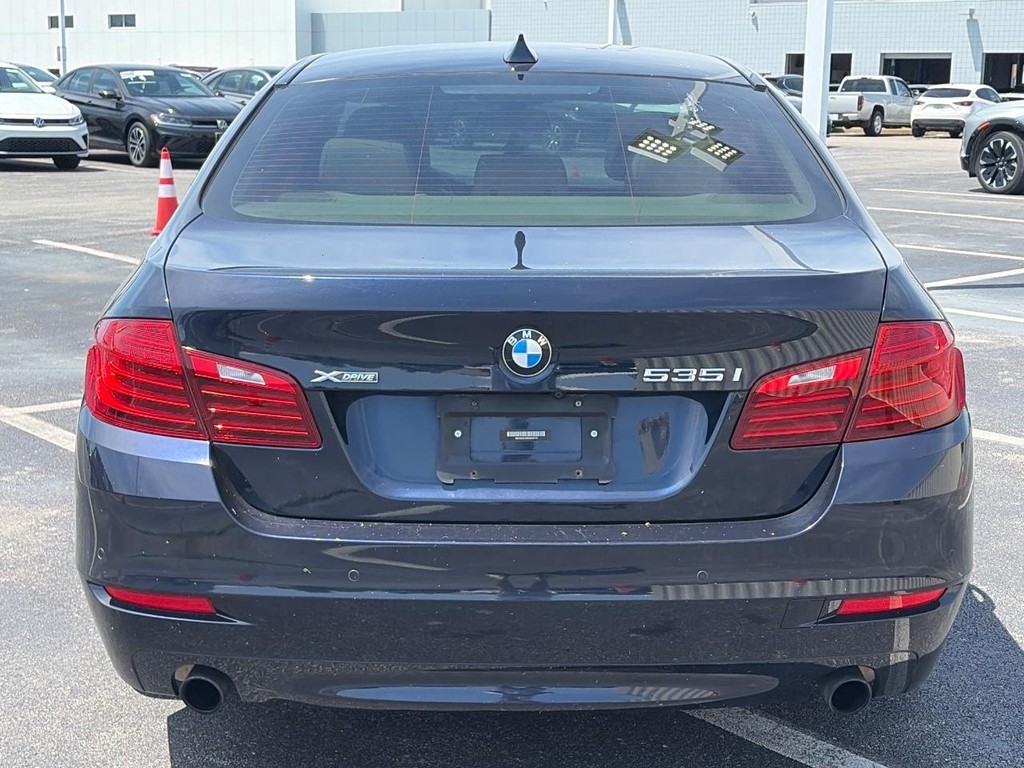 BMW 5 Series Vehicle Full-screen Gallery Image 03