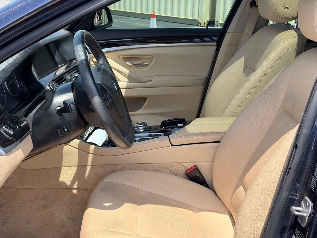 BMW 5 Series Vehicle Full-screen Gallery Image 04