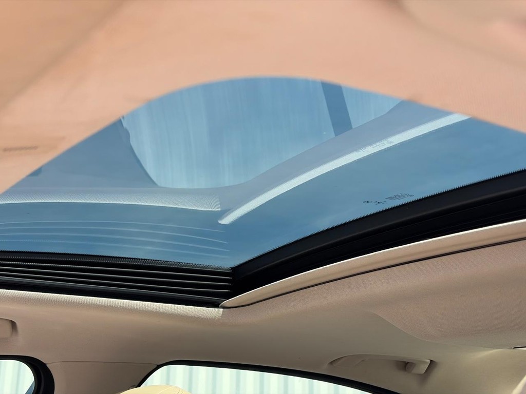 BMW 5 Series Vehicle Full-screen Gallery Image 05