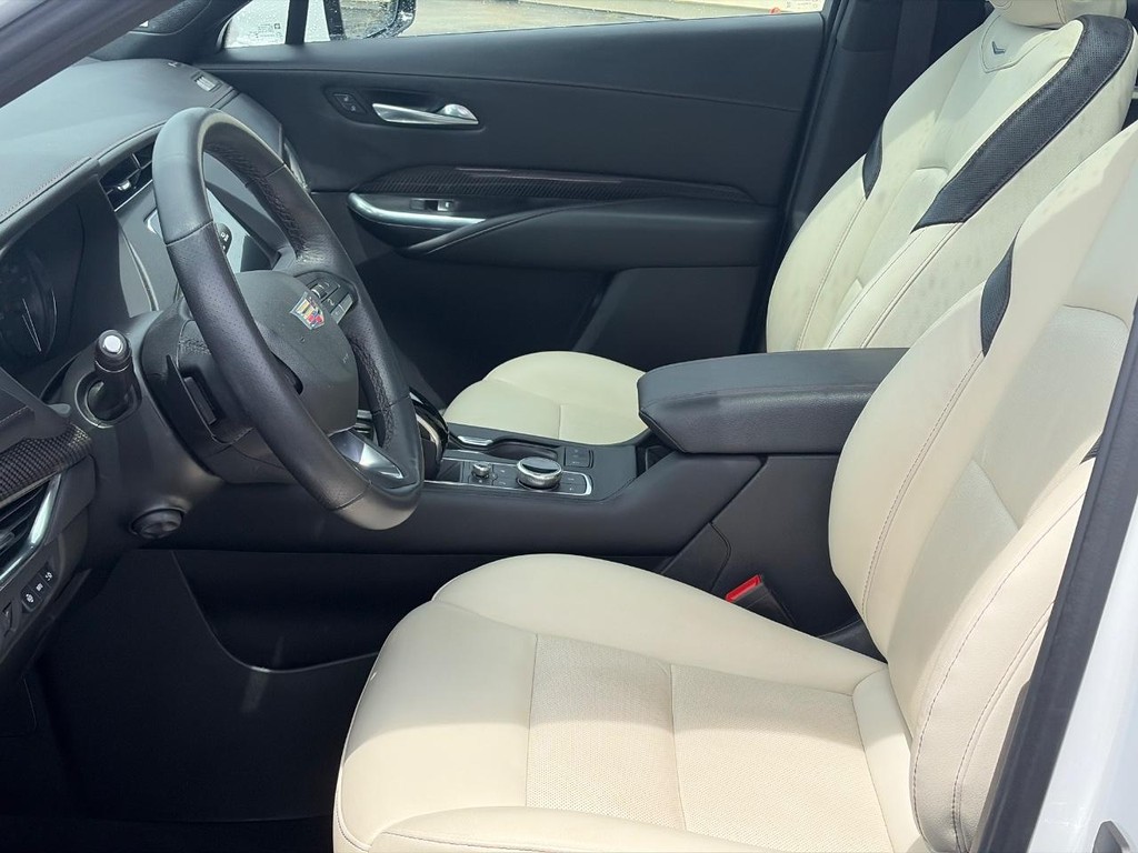 Cadillac XT4 Vehicle Full-screen Gallery Image 05