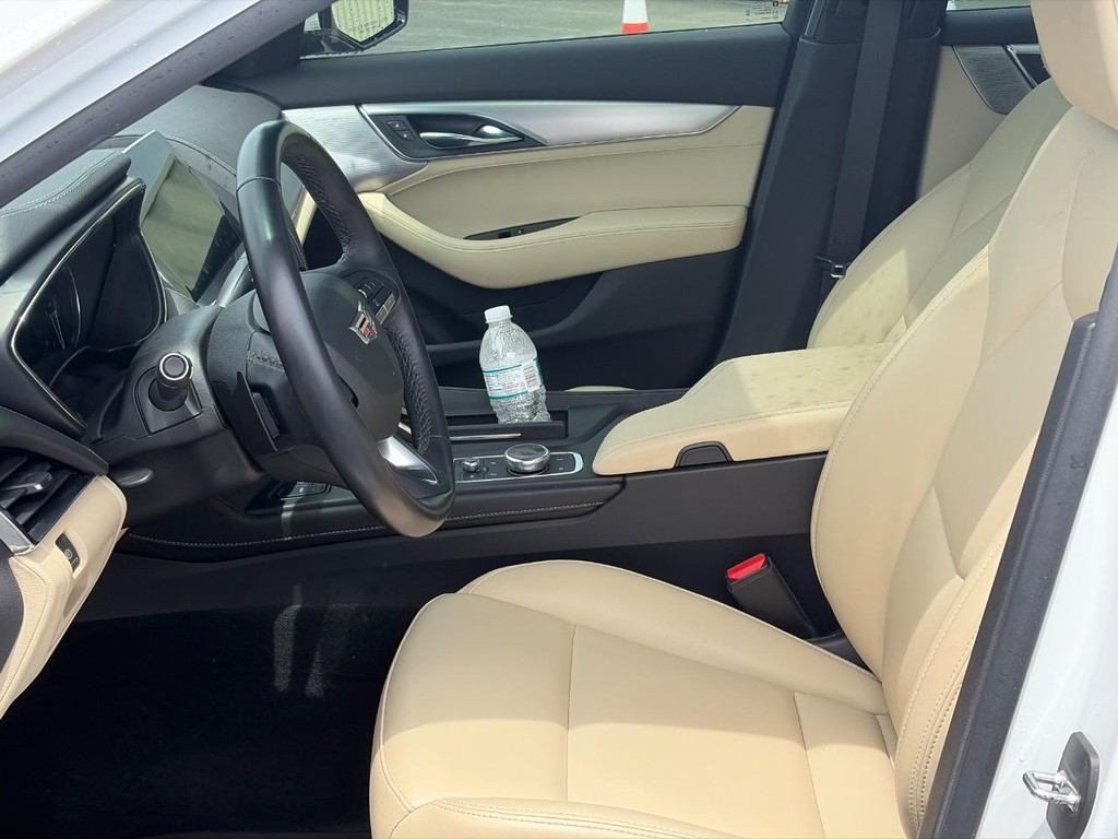 Cadillac CT5 Vehicle Full-screen Gallery Image 05