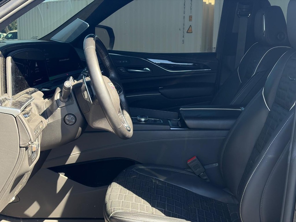 Cadillac Escalade ESV Vehicle Full-screen Gallery Image 04