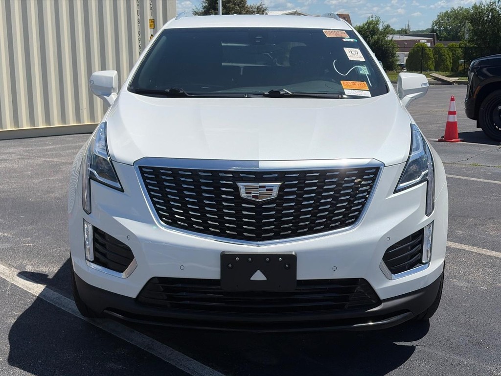Cadillac XT5 Vehicle Full-screen Gallery Image 02