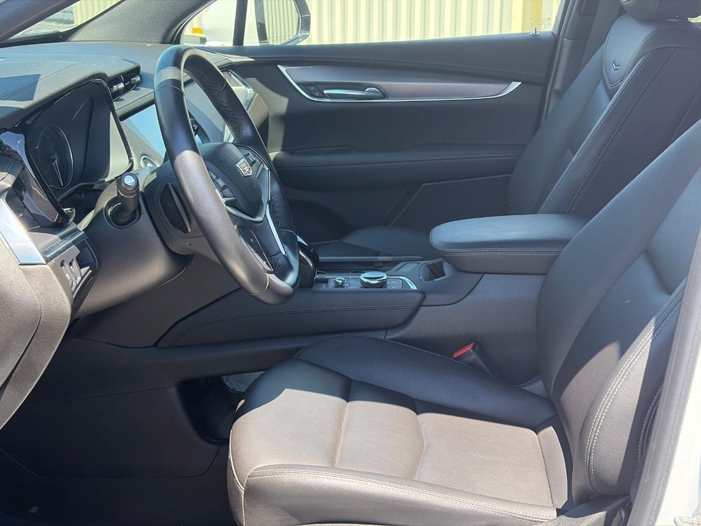 Cadillac XT5 Vehicle Full-screen Gallery Image 04