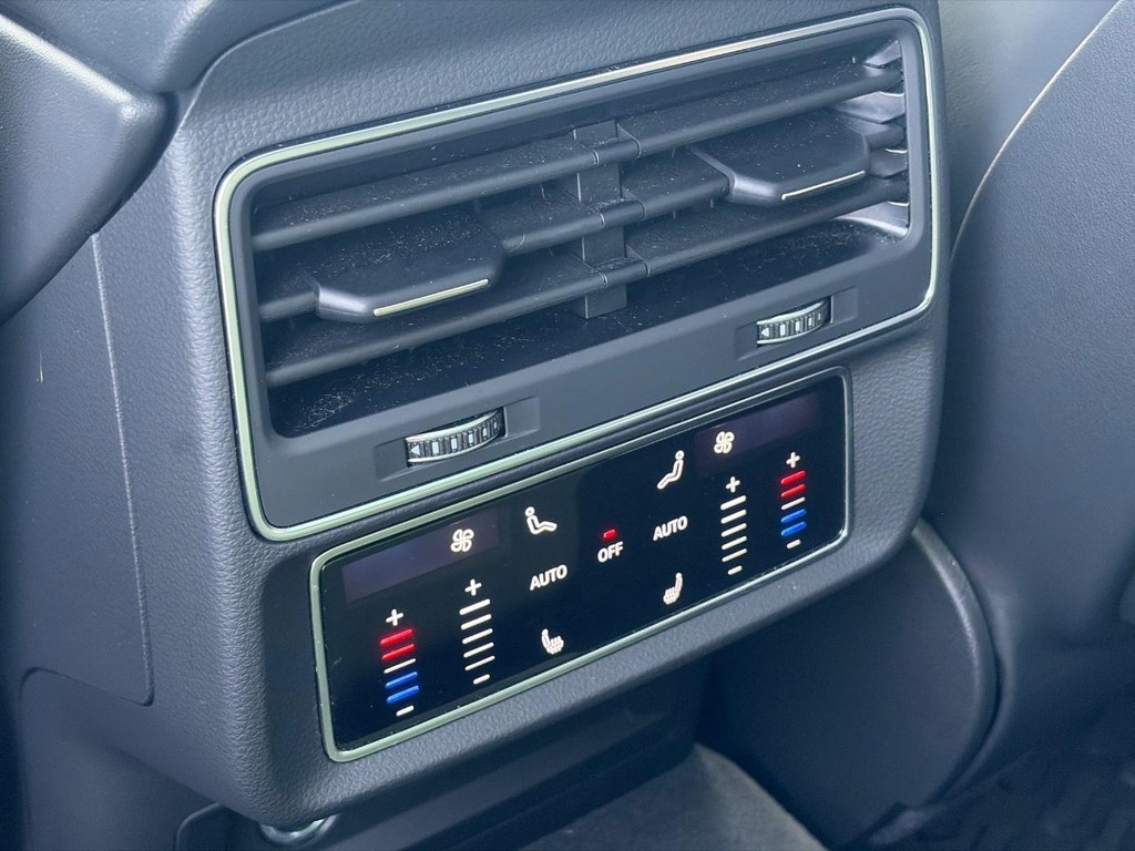 Audi Q8 Vehicle Full-screen Gallery Image 11