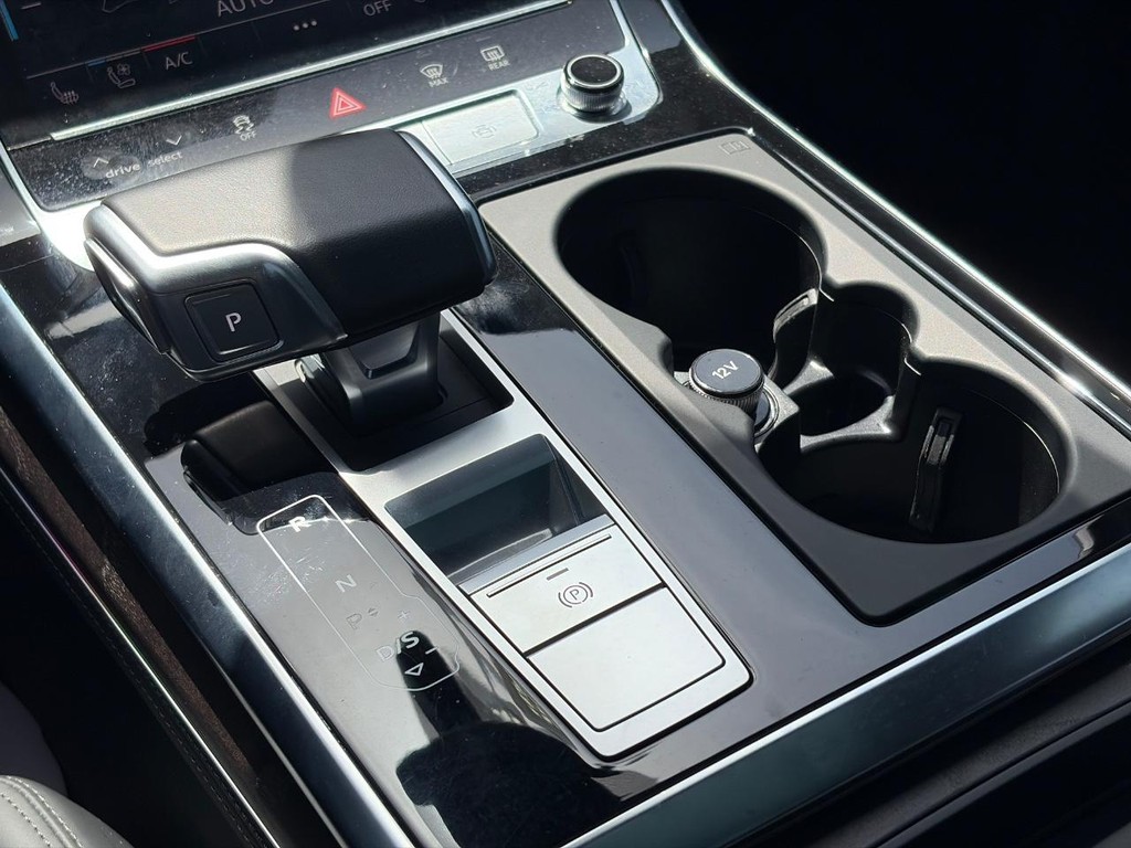 Audi Q8 Vehicle Full-screen Gallery Image 16