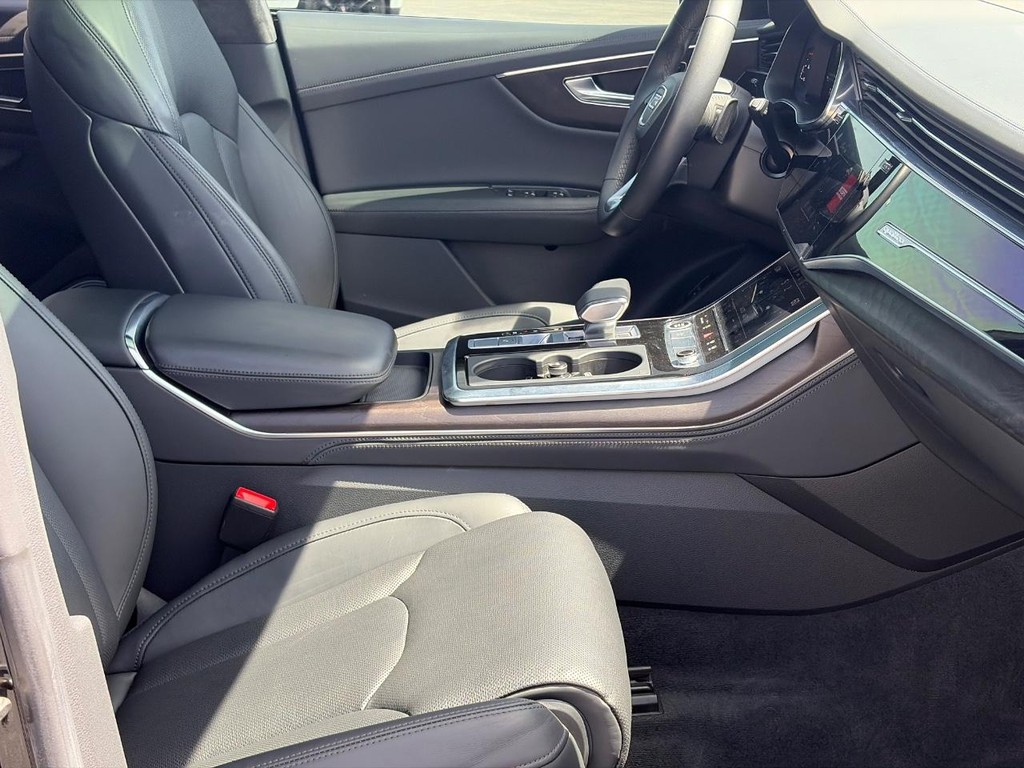 Audi Q8 Vehicle Full-screen Gallery Image 18