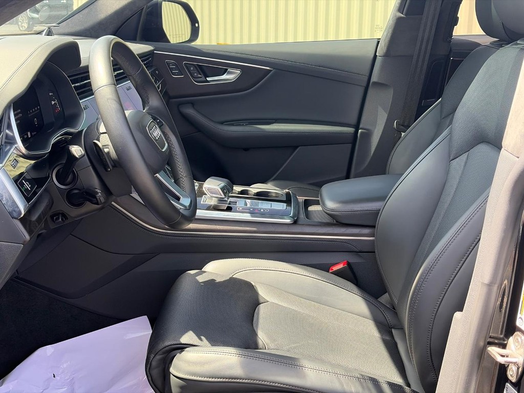 Audi Q8 Vehicle Full-screen Gallery Image 19