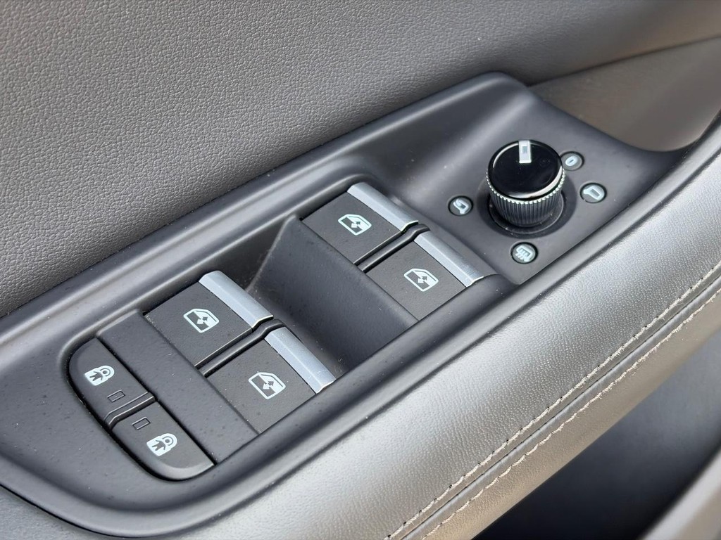 Audi Q8 Vehicle Full-screen Gallery Image 22