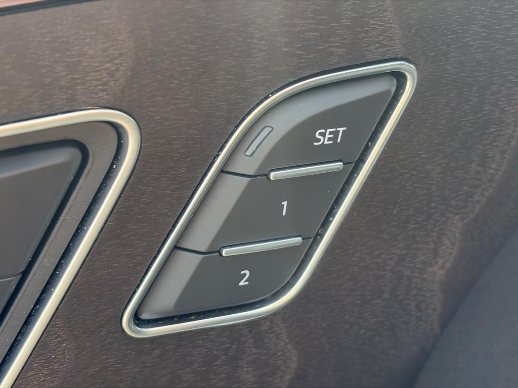 Audi Q8 Vehicle Full-screen Gallery Image 23