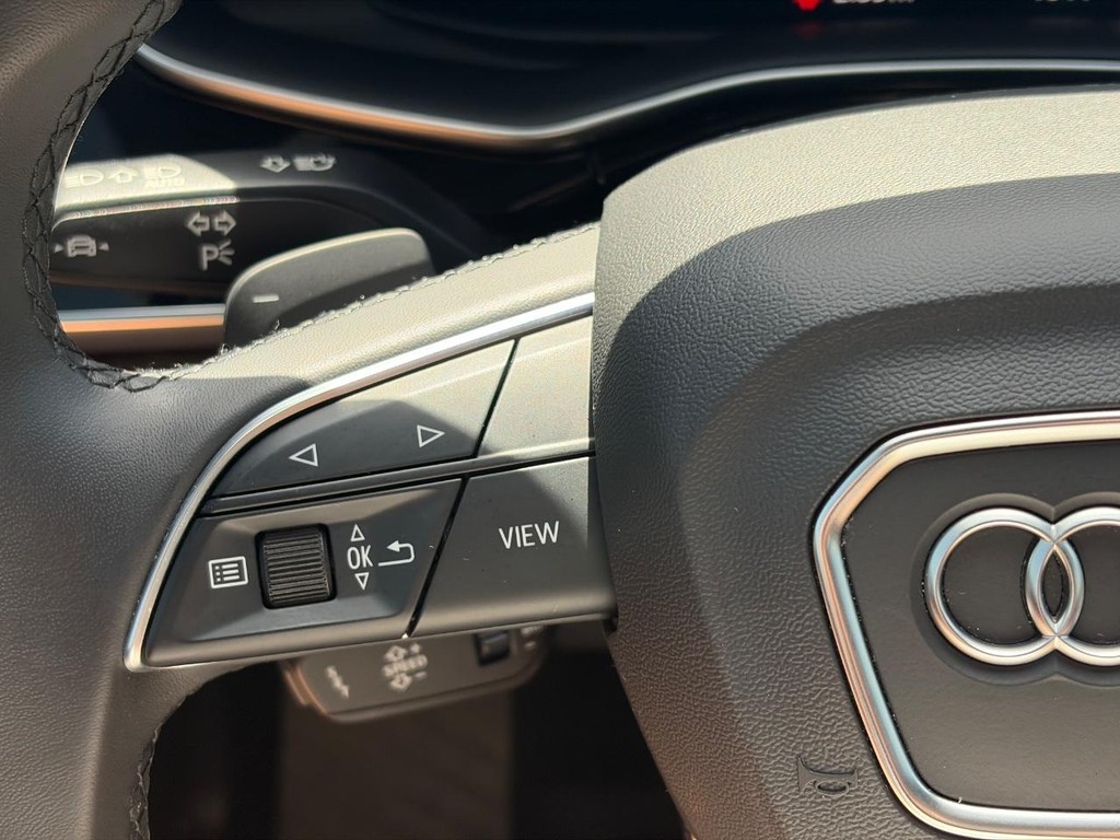 Audi Q8 Vehicle Full-screen Gallery Image 25
