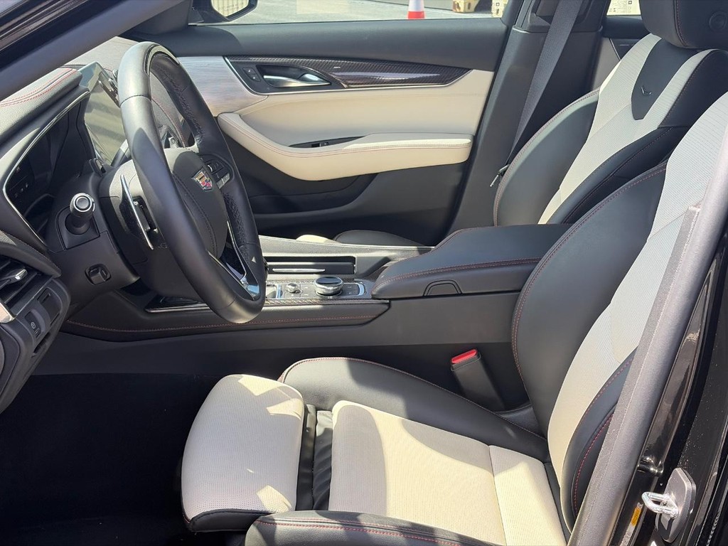 Cadillac CT5-V Vehicle Full-screen Gallery Image 04