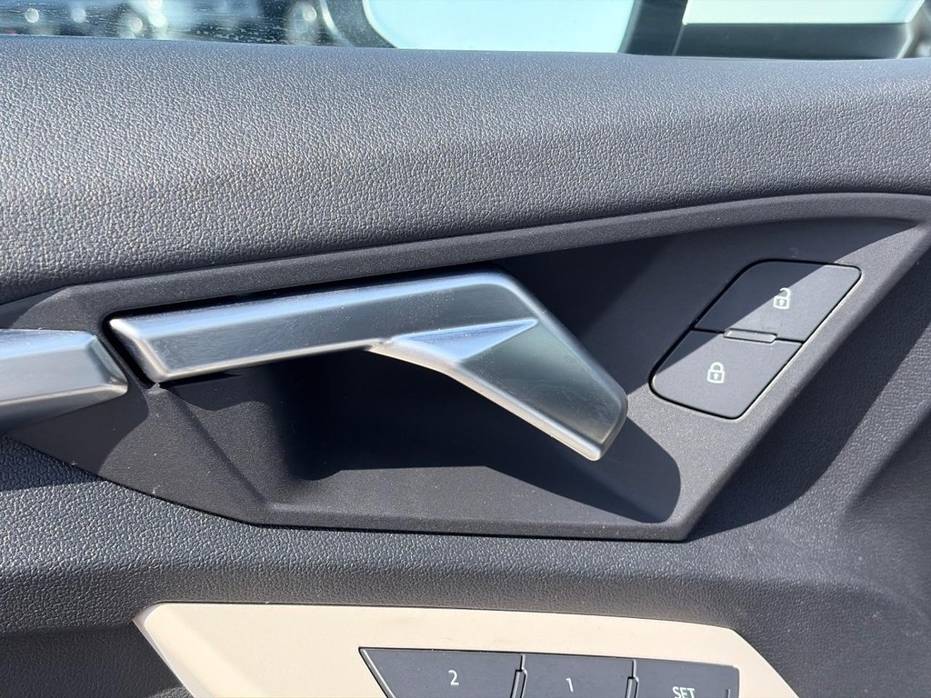 Audi A3 Vehicle Full-screen Gallery Image 21