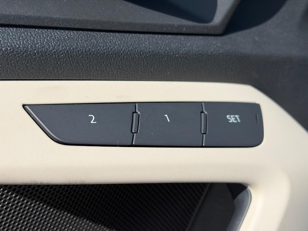 Audi A3 Vehicle Full-screen Gallery Image 23