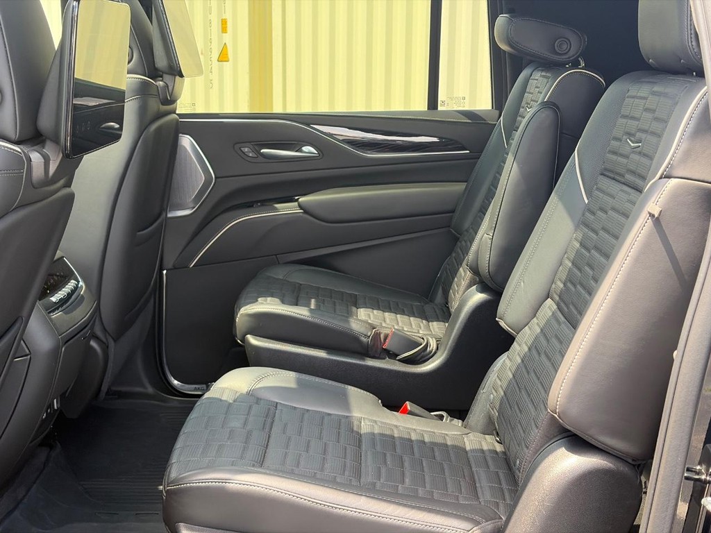 Cadillac Escalade ESV Vehicle Full-screen Gallery Image 09