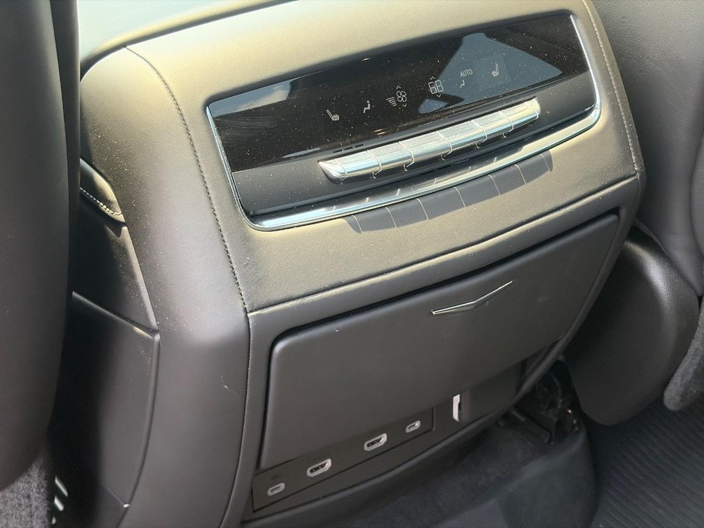 Cadillac Escalade ESV Vehicle Full-screen Gallery Image 10