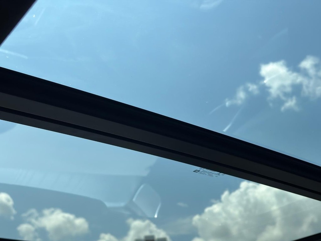 Cadillac Escalade ESV Vehicle Full-screen Gallery Image 11