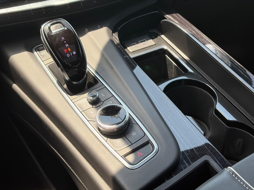 Cadillac Escalade ESV Vehicle Full-screen Gallery Image 15