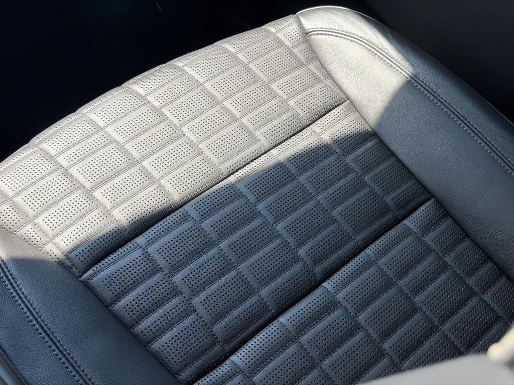 Cadillac Escalade ESV Vehicle Full-screen Gallery Image 16