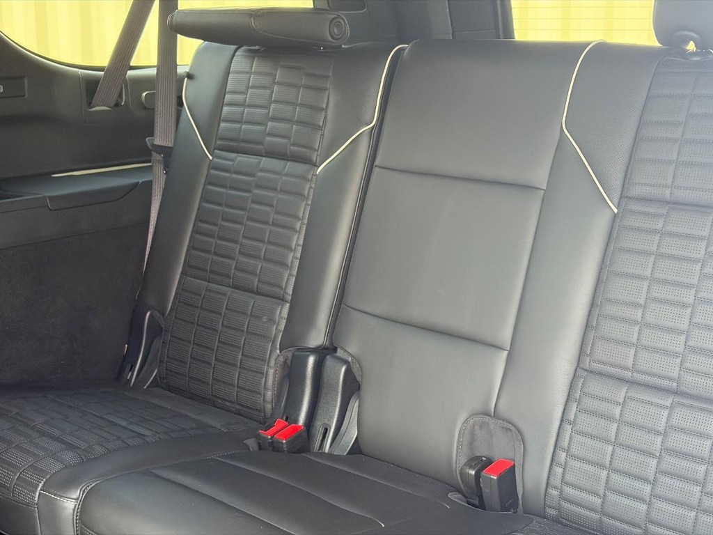 Cadillac Escalade ESV Vehicle Full-screen Gallery Image 18