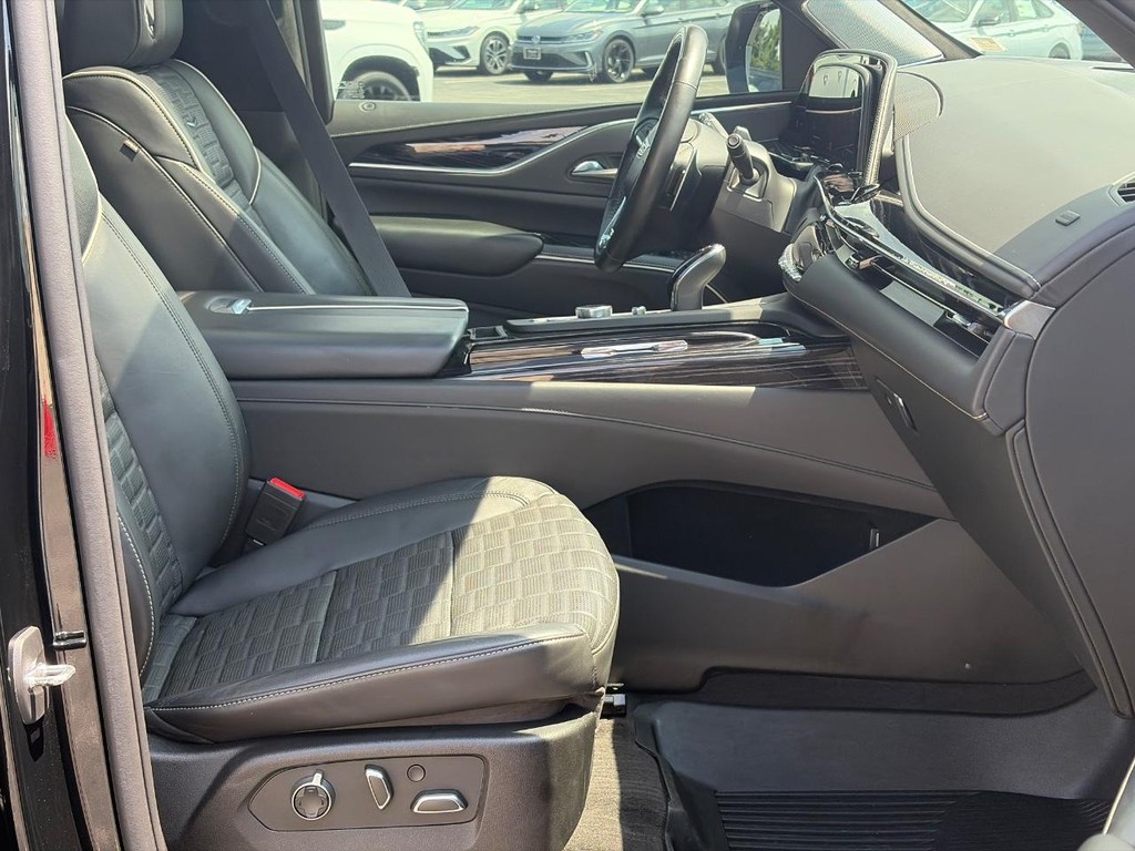 Cadillac Escalade ESV Vehicle Full-screen Gallery Image 19