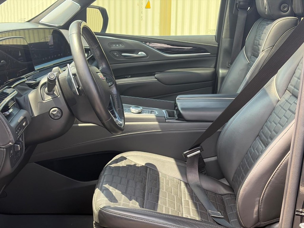 Cadillac Escalade ESV Vehicle Full-screen Gallery Image 20