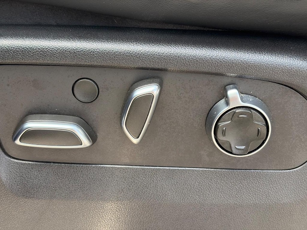 Cadillac Escalade ESV Vehicle Full-screen Gallery Image 21