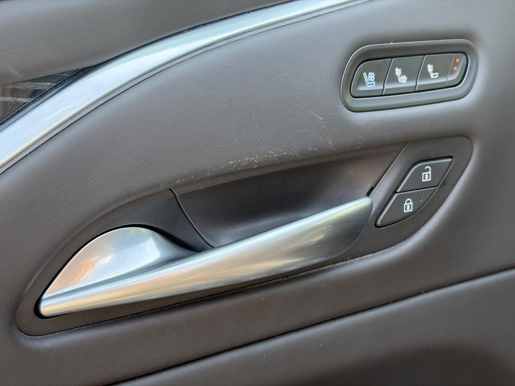 Cadillac Escalade ESV Vehicle Full-screen Gallery Image 22