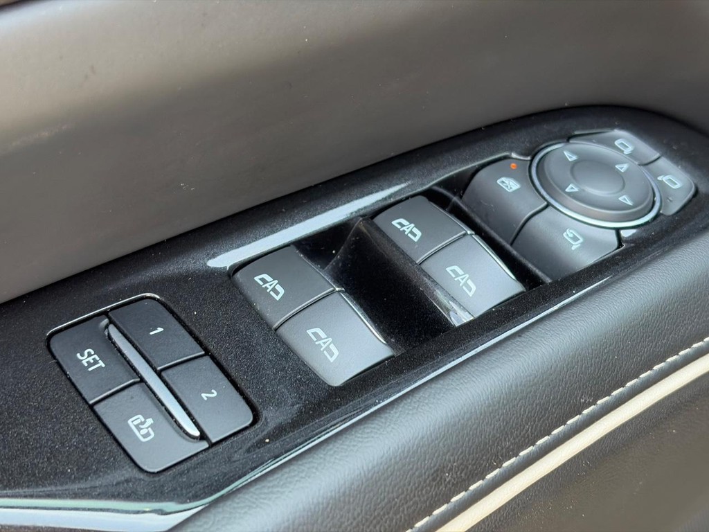 Cadillac Escalade ESV Vehicle Full-screen Gallery Image 23